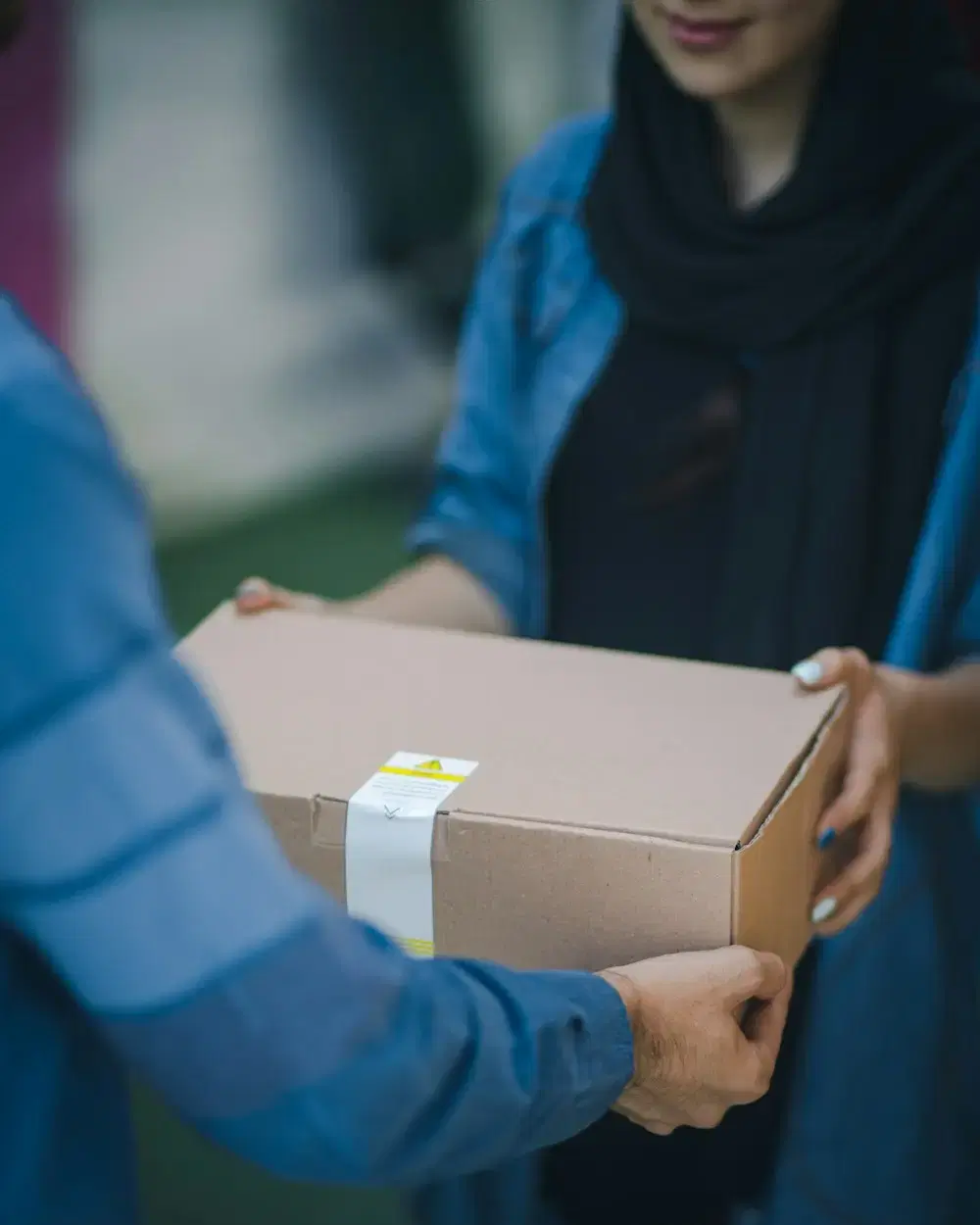 Entrega de un paquete de dropshipping al cliente final