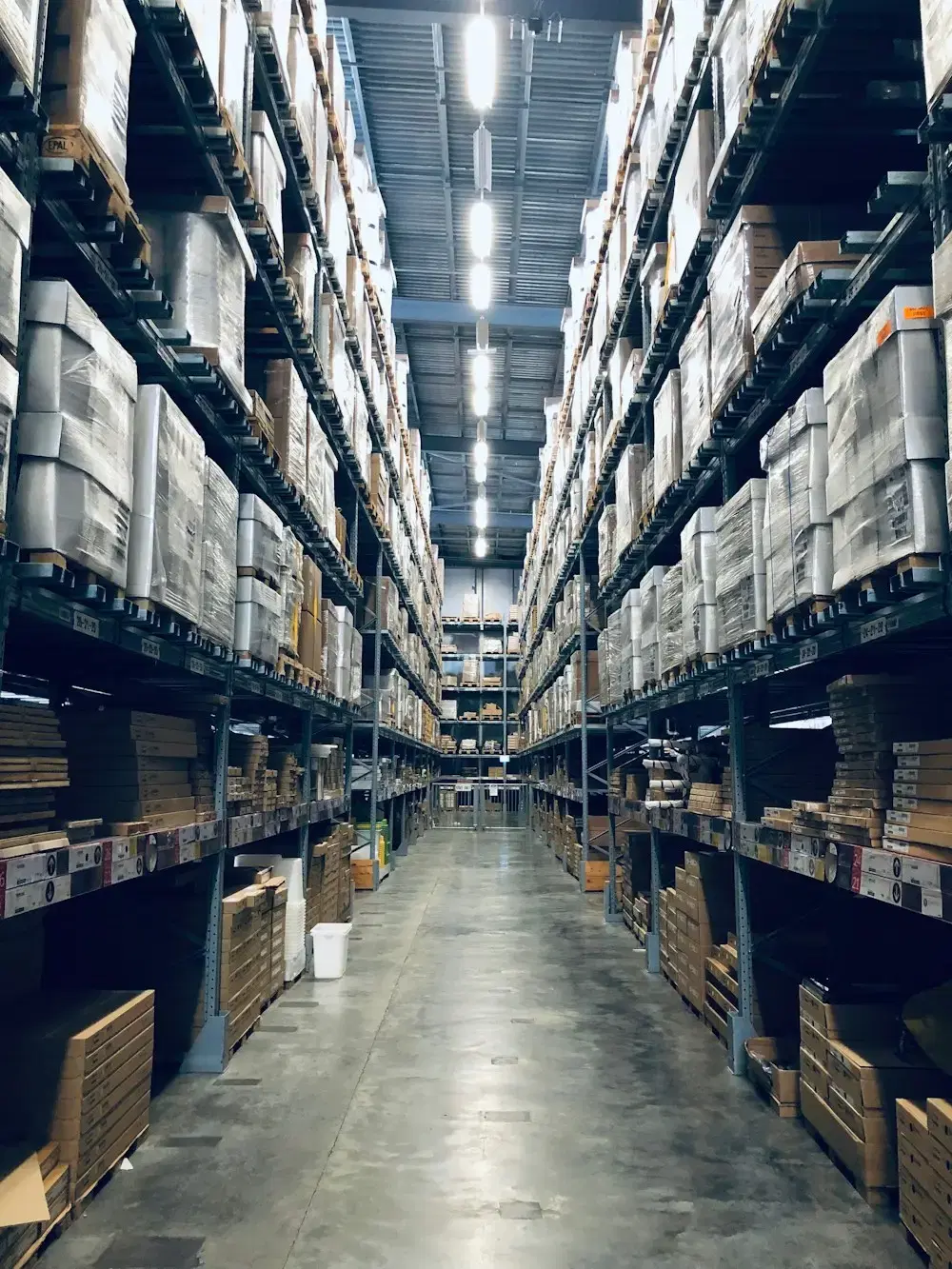 Pasillo de almacén de fulfillment con estanterías de productos