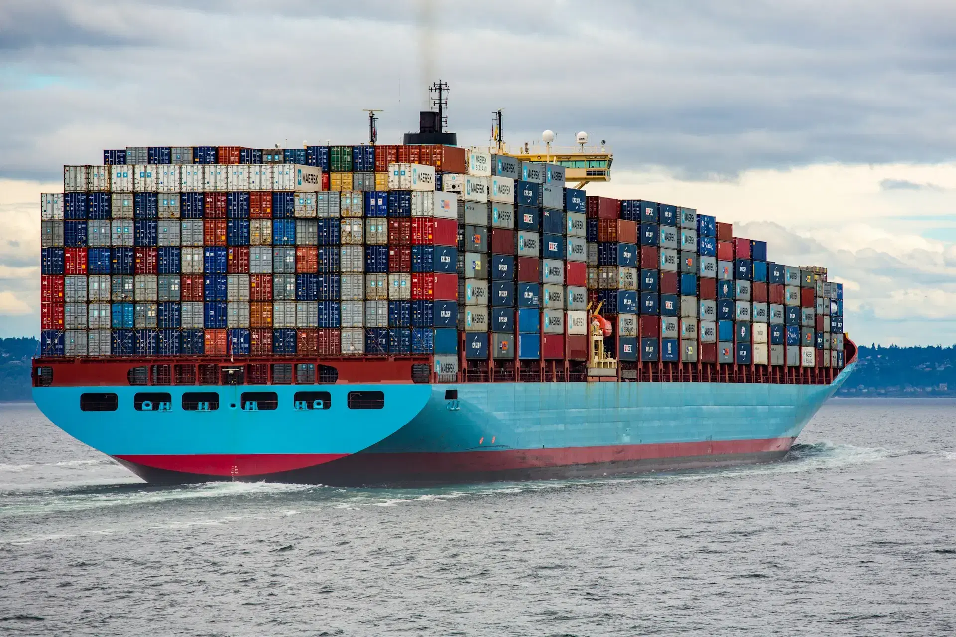 Buque portacontenedores navegando con carga importada desde China