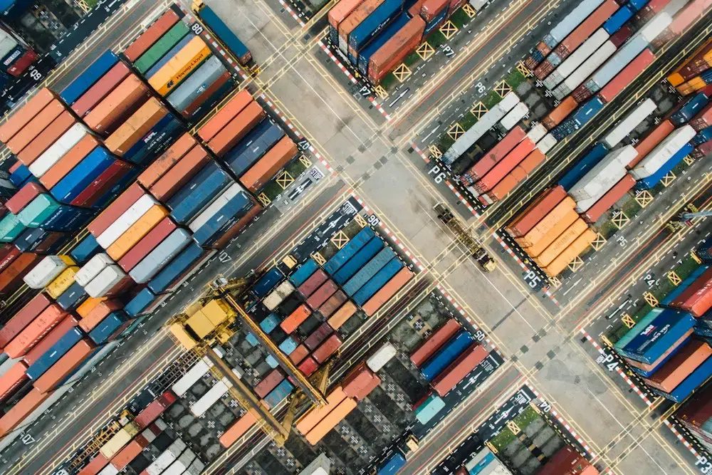 Vista aérea de contenedores de importación en un puerto
